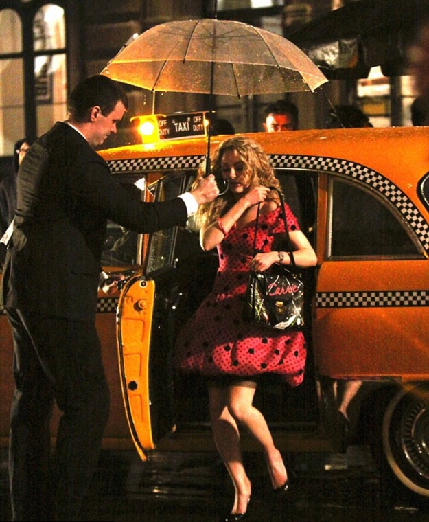08-fashion-taxi-vintage-raining-woman